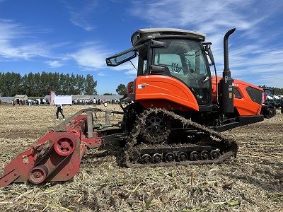 130 ot kuchiga ega traktor
